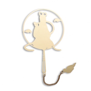 บุ๊คมาร์คโลหะสไตล์ชาติพันธุ์สีทองพร้อมโซ่และจี้  แกะสลักโลโก้พิมพ์ UV CMYK ตามสั่ง - Product Image 3