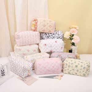 Wholesale <b>Large</b> Capacity Portable Cosmetic Vintage Floral Makeup Pouch Organizer Zipper Toiletry Bag - Product Image 3