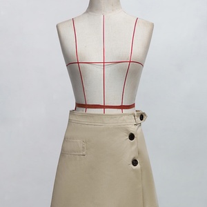 กระโปรงทรงเอแฟชั่นคุณภาพสูงแบบขายส่ง รับผลิตตามแบบ OEM/ODM สีพื้น แต่งกระเป๋าติดกระดุมแถวเดียว - Product Image 4