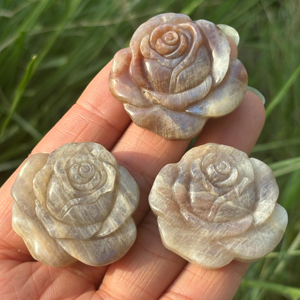 Escultura de Flor de Rosa de Piedra Lunar Natural Tallada a Mano al por Mayor, Cristal Azul Natural con Destellos, Gema Curativa, Regalo Artesanal - Product Image 4