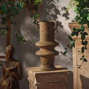 แจกันโลหะสไตล์อเมริกันแบบเรียบง่ายพร้อมหูจับ ตกแต่งโต๊ะสไตล์โบราณ สำหรับใช้ในสวน บ้าน และกลางแจ้ง - Product Image 4