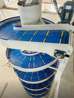 Tour de convoyeur à spirale verticale personnalisée, élévateur modulaire en plastique à chaîne spirale pour bouteilles d'huile comestible et boîtes en carton