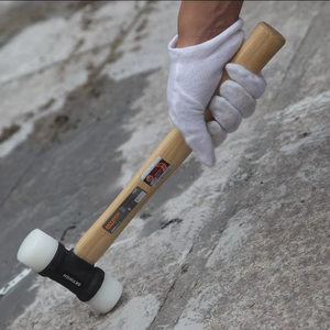 Marteau de <span class=keywords><strong>machiniste</strong></span> industriel à tête en acier au carbone et nylon, avec manche en bois ciré blanc, pour le travail du cuir, la sculpture, l'installation DIY, OEM, 330 mm - Product Image 1