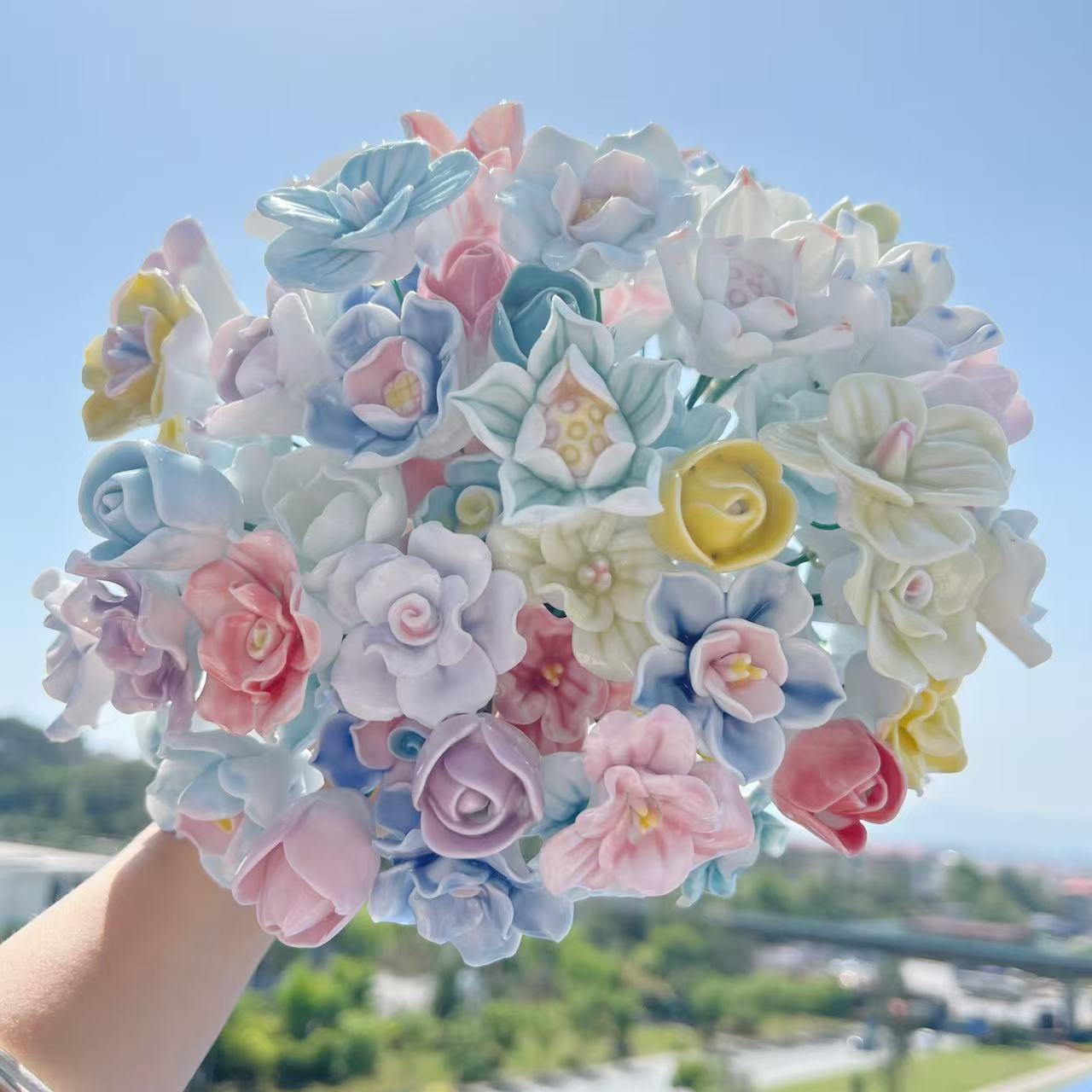 Una flor doble con colores de flores mezcladas.