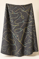 Tissu brodé multicolore à motifs tourbillonnants et lignes irrégulières, base polyester gris foncé, fil courbé, broderie lourde