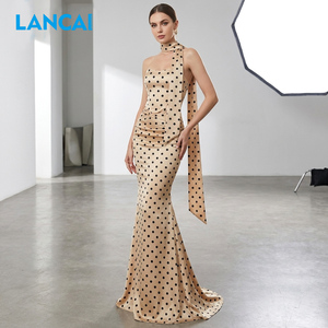 Vestido Largo de Fiesta LANCAI, Elegante, Satinado, con Estampado de Lunares, Cuello Halter, Sin Mangas, Ajustado, Diseño Asimétrico con Volantes - Product Image 1