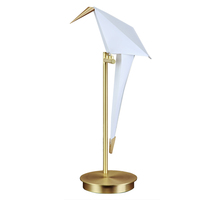 Lampe de table de style nordique, décoration de luxe, cadre en laiton, oiseau blanc élégant, pigeon perché