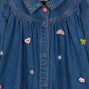 Vestido de mezclilla de moda para niñas, manga larga, con solapa, adornos coloridos, vestido camisero informal de mezclilla para niñas pequeñas - Product Image 4