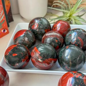 Esfera de Cristal de Piedra de Sangre Africana Natural al por Mayor, Precio de Mayoreo para Regalos de Días Festivos, San Valentín y Cumpleaños - Product Image 1