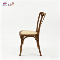 Chaise de bistrot moderne en résine à dossier croisé - Meuble de restaurant écologique, durable et imperméable pour usage commercial