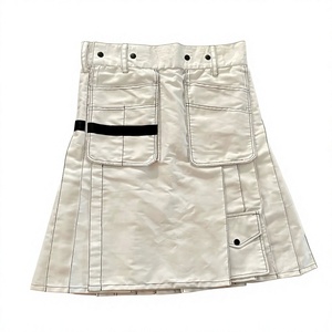 Falda tipo kilt blanca para mujer, de cintura alta, con bolsillos, corte en A, mini, con costuras en contraste negras. - Product Image 1