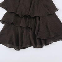 Robe mini dos nu marron sans manches à volants, style décontracté et tendance pour femme, idéale pour l'été