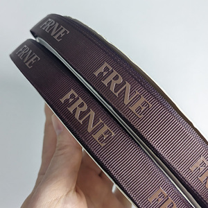 <span class=keywords><strong>Cinta</strong></span> de Grosgrain Personalizada de Doble Cara, Ecológica, 100% Poliéster, Impresa en 3D <span class=keywords><strong>con</strong></span> Relieve, <span class=keywords><strong>con</strong></span> Logotipo Negro, 3/4 Pulgadas - Product Image 6