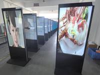 Plancher d'écran tactile de 55 pouces tenant le kiosque interactif de Totem de signalisation numérique annonçant l'affichage numérique pour la publicité