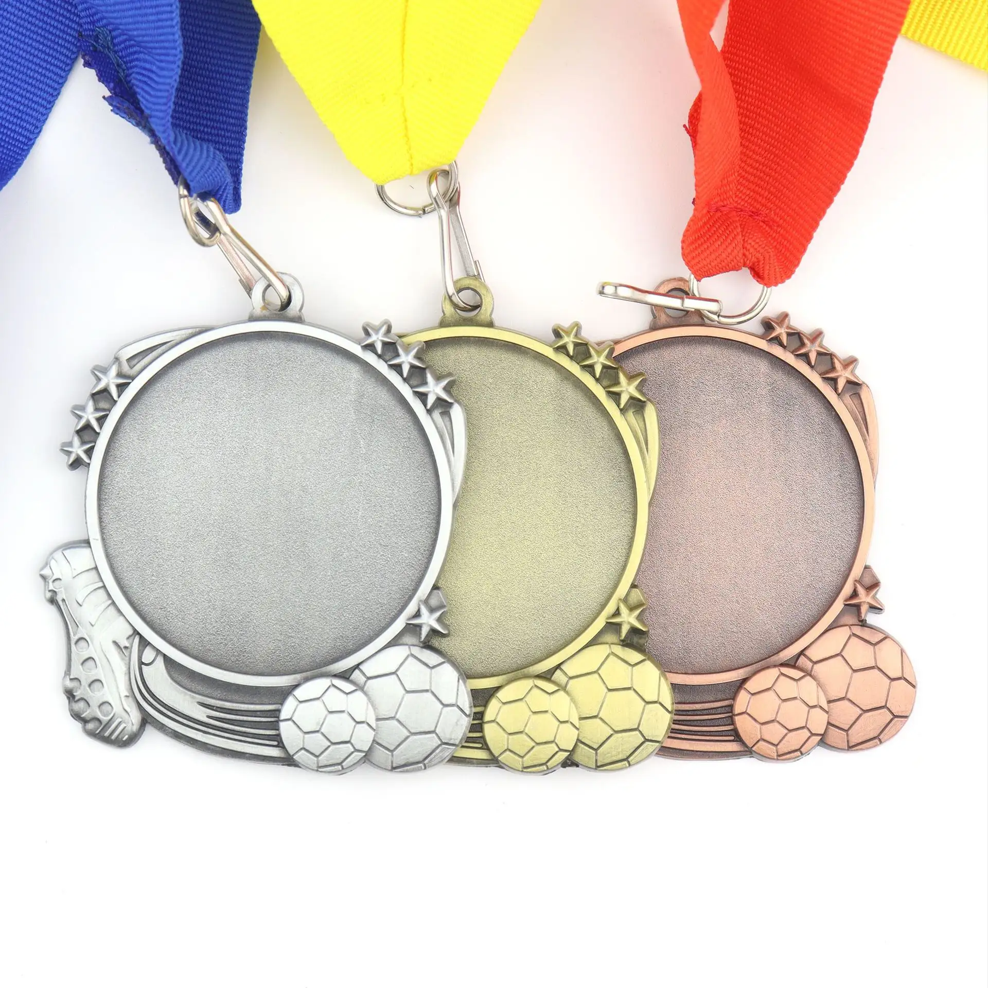 サッカーカップのトロフィーとメダルを刻印した独占デザインのサッカーメダルスポーツメダル