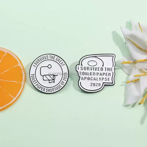 Pines de Solapa Metálicos Creativos de Artículos de Uso Diario, Cinta Métrica y Papel Higiénico Personalizados, Pin de Esmalte Duro y Blando, Compra al por Mayor de Artesanías de Metal - Product Image 1