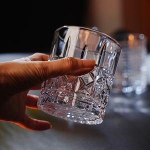 Tasse en verre de whisky avec logo personnalisé-Échantillon gratuit disponible pour les commandes en gros - Product Image 3