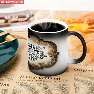 Taza de Cerámica Negra Esmerilada de 11 oz, Taza Mágica para Oficina que Cambia de Color con Diseño de Frase Inspiradora - Product Image 5