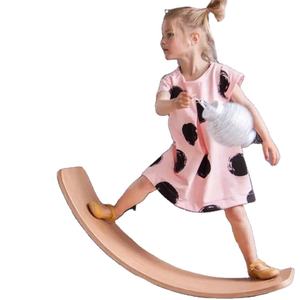 木製バランスシーソー屋内湾曲ボード子供のおもちゃ子供のための木製バランスボードおもちゃ - Product Image 1