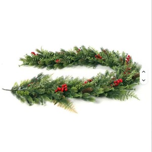 Guirlandes et couronnes de Noël en rotin synthétique pour la décoration de la maison pendant les fêtes - Product Image 5
