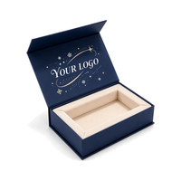 Boîte cadeau magnétique bleu marine avec logo personnalisé, impression sur le couvercle intérieur et motif flocon de neige argenté pour emballage de cadeaux d'entreprise