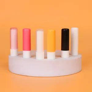 Toptan toplu yumuşak cilt dostu plastik dudak konteyner Chapstick özel Logo doğal madde balmumu lezzet bal dudak balsamı