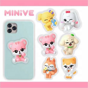 Venta al por mayor Kpop Minive coreano lindo soporte de agarre plegable IVE soporte de enchufe soporte de teléfono móvil soporte de expansión de dedo - Product Image 1