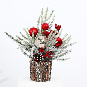 Mini sapin de Noël YUELIAN en bois floqué avec base en écorce, baies rouges, boules et cône de pin pour décoration de table de Noël - Product Image 2