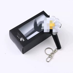 ¡Gran oferta en stock! Merchandising de <span class=keywords><strong>Bigbang</strong></span> G-DRAGON, llavero colgante de la serie Red Green Black Daisy Lightstick, regalo perfecto para fans. - Product Image 1