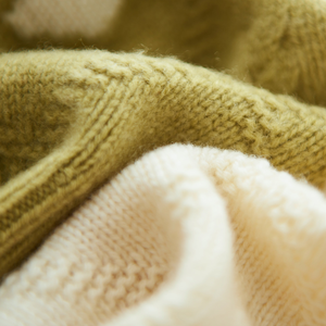 Maglione da ragazza Jacquard con cuore caldo caldo e in lana 100% personalizzata per l'inverno - Product Image 4