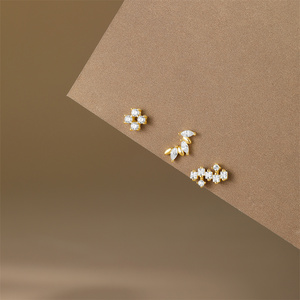 Nouvelles boucles d'oreilles clous en argent S925 plaqué or, motif fleur simple avec zircon, petites et mignonnes - Product Image 3