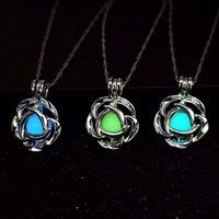 Collier tendance lumineux dans le noir pour Halloween, pendentif en forme de rose ajourée en alliage, lumières nocturnes, cadeau pour femme