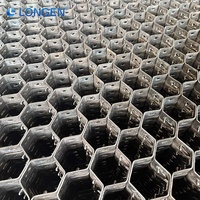 Grille perforée réfractaire personnalisée, revêtement réfractaire, grille cellulaire métallique, grille hexagonale à sertissage