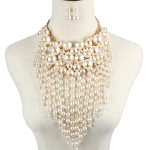 Grand ensemble de bijoux africains de luxe plaqué or, avec collier et boucles d'oreilles à plusieurs couches et perles d'imitation colorées, et pampilles imposantes - Product Image 1