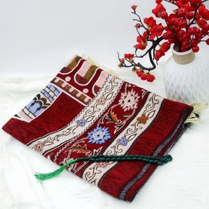 Alfombra musulmana de chenilla con diseño arqueado y patrón floral, lavable, adecuada para uso en el hogar y en campamentos, incluye 99 cuentas de oración. - Product Image 1