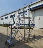 Plateforme d'accès mobile en aluminium sur mesure pour entrepôt, avec escaliers, garde-corps de sécurité et roulettes verrouillables