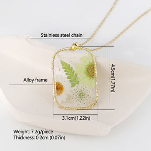 قلائد أنيقة من زهور الأقحوان للنساء مربعة مجففة مضغوطة زهور قلادة مجوهرات قلادة للزوجة هدايا للأمهات والصديقات - Product Image 3