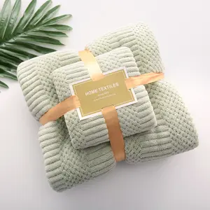 Prêt à expédier ensemble de serviettes de beauté pour salon de spa logo personnalisé à bas prix ensemble de serviettes blanches sèches ensemble de serviettes de luxe en microfibre dans une boîte cadeau