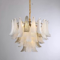 Lustre en verre soufflé moderne de luxe au design contemporain français pour salon, salle à manger, duplex, escalier, chambre principale