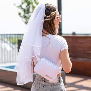 Cadeaux pour future mariée : Sac banane en nylon blanc résistant à l'eau avec fermeture éclair et gobelet à vin isotherme en acier inoxydable de 12 oz avec couvercle - Product Image 2