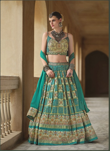 Achetez un ensemble de lehenga choli en soie de Surat de créateur pour femmes, idéal pour les mariages, les fêtes, les occasions ethniques traditionnelles indiennes et les occasions modernes. - Product Image 2