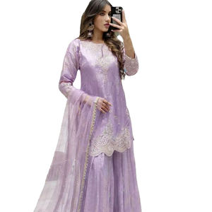 Salwar Kameez de Estilo Kashmiri Moderno con Bordado Pesado Hecho a Mano, Piel Sintética y Seda, Talla Personalizada, el Más Hermoso y Moderno para Novias - Product Image 1