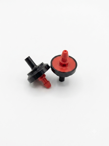 Gotero de Riego por Goteo para Huertos y Céspedes, de Plástico Rojo y Negro, de Flujo Constante y Compensación de Presión - Product Image 4