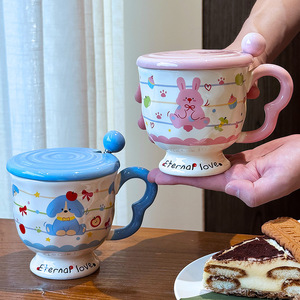 Taza de Cerámica con Tapa y Cuchara, Diseño de Perro y Conejo de Dibujos Animados, Regalo para Parejas, Primavera 2025, Taza Individual - Product Image 3