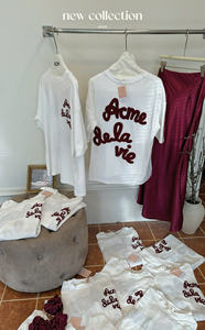 Muestra Disponible, Conjunto de 3 Piezas: Camiseta con Cuello Redondo y Manga Corta, Falda de Seda Roja y Coletero, Estilo Casual para Uso Diario - Product Image 4