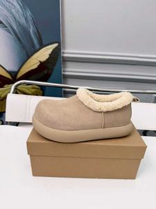 Un créateur de luxe fabrique des bottes d'hiver pour femmes sur mesure, originales et de marque, confortables et chaudes pour les conditions hivernales. - Product Image 4