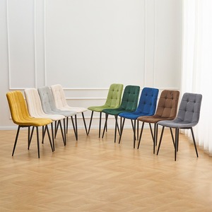 Sillas de Comedor Elegantes: Asiento Acolchado de Terciopelo Marrón Intenso con Patas de Metal Negro para Comedor o Sala de Estar - Product Image 1