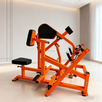 Máquina de remo sentado con carga de placas para uso comercial en interiores, ideal para clubes.