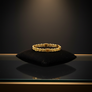 Elegante Brazalete Geométrico de Oro para Hombre y Mujer con Cierre Clásico en Forma de S, Acabado Texturizado Pulido de Alto Brillo - Product Image 2