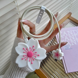 Étui de protection pour tête de chargeur en silicone motif fleur de cerisier tendance et mignon avec organisateur de câble spiralé flexible - Product Image 4
